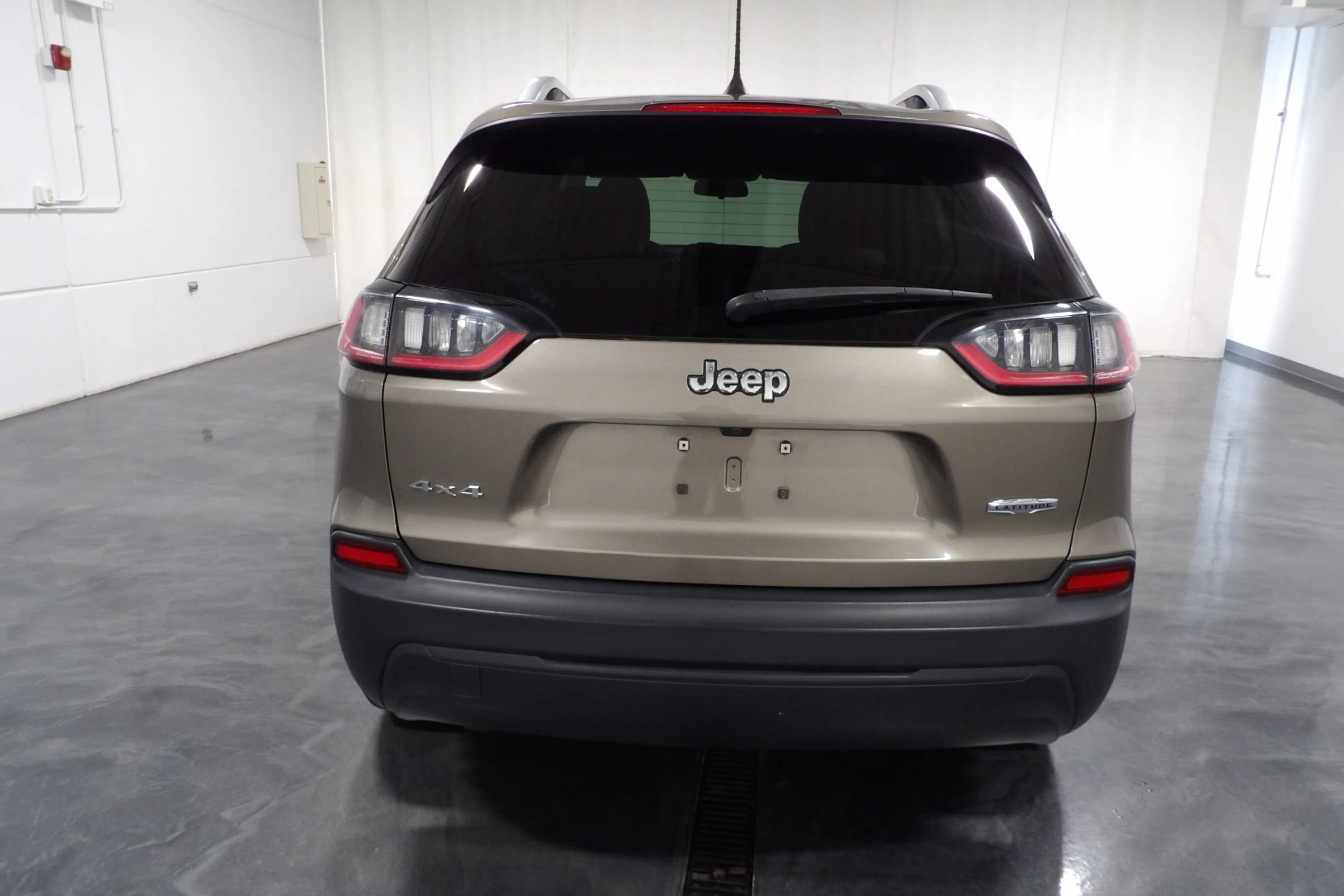 Used 2019 Jeep Cherokee Latitude w/ Cold Weather Group AWD/4WD image 5
