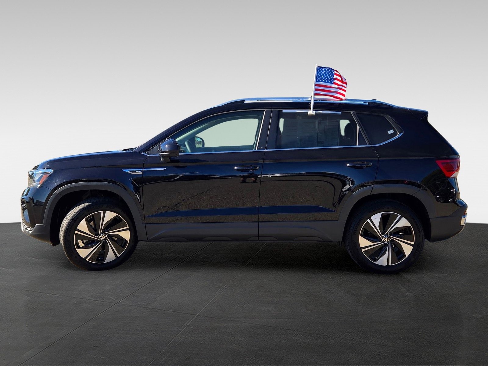 Used 2024 Volkswagen Taos SE w/ Panoramic Sunroof Package image 7