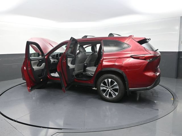 Used 2023 Toyota Highlander XLE AWD/4WD image 43