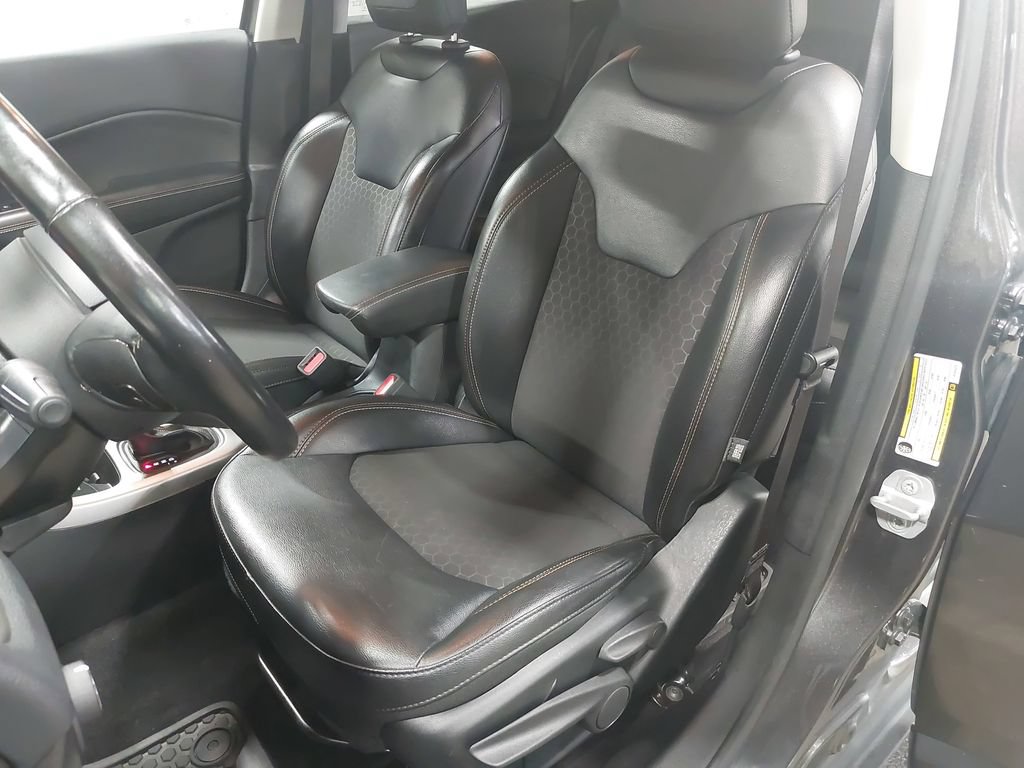 Used 2019 Jeep Compass Latitude w/ Cold Weather Group AWD/4WD image 14