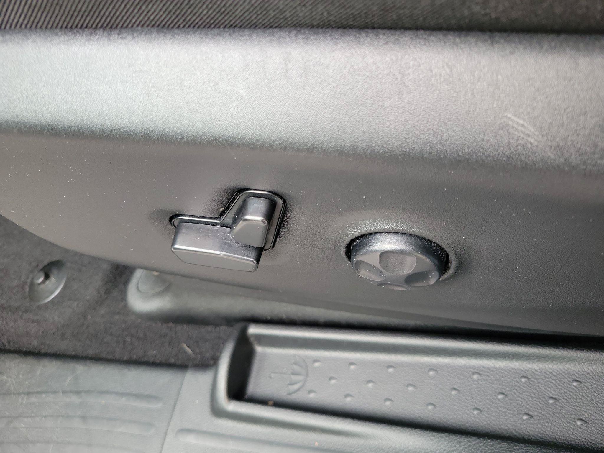 Used 2025 Chrysler Pacifica Limited FWD image 7