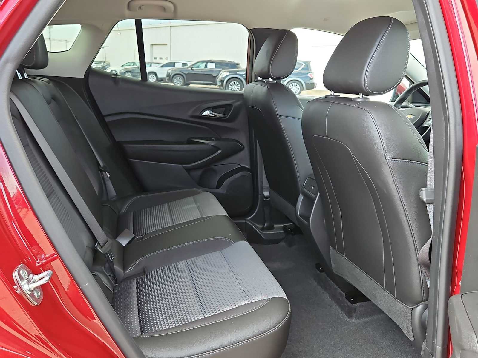 Used 2025 Chevrolet Trax LT w/ LT Convenience Package FWD image 17