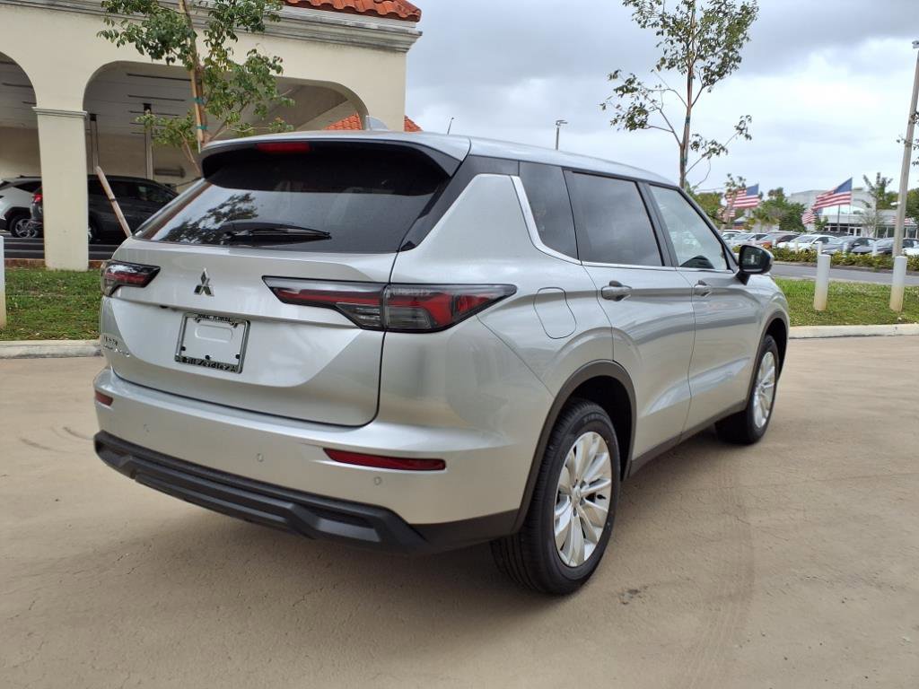 New 2025 Mitsubishi Outlander ES image 5