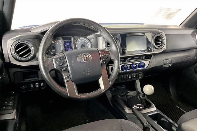 Used 2017 Toyota Tacoma TRD Off-Road w/ Premium & Technology Package AWD/4WD image 4