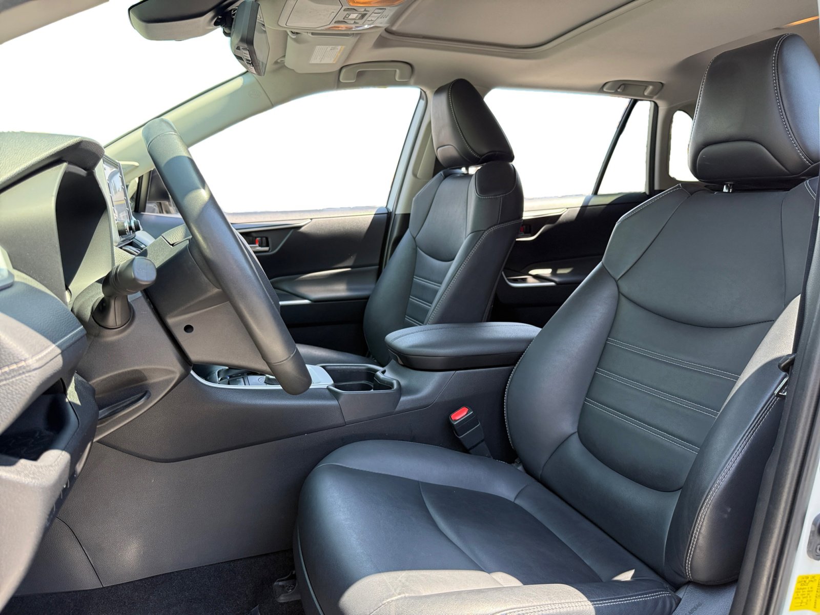 Used 2021 Toyota RAV4 XLE Premium image 9