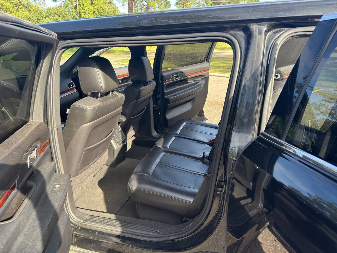 Used 2014 Lincoln MKT AWD image 18