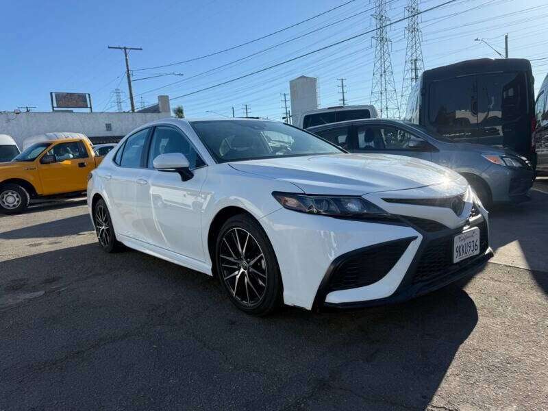 Used 2024 Toyota Camry SE image 1