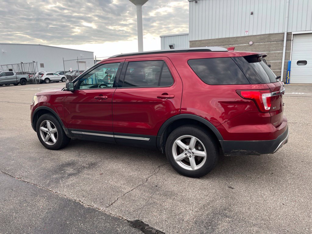 Used 2017 Ford Explorer XLT w/ Class II Trailer Tow Package AWD/4WD image 7