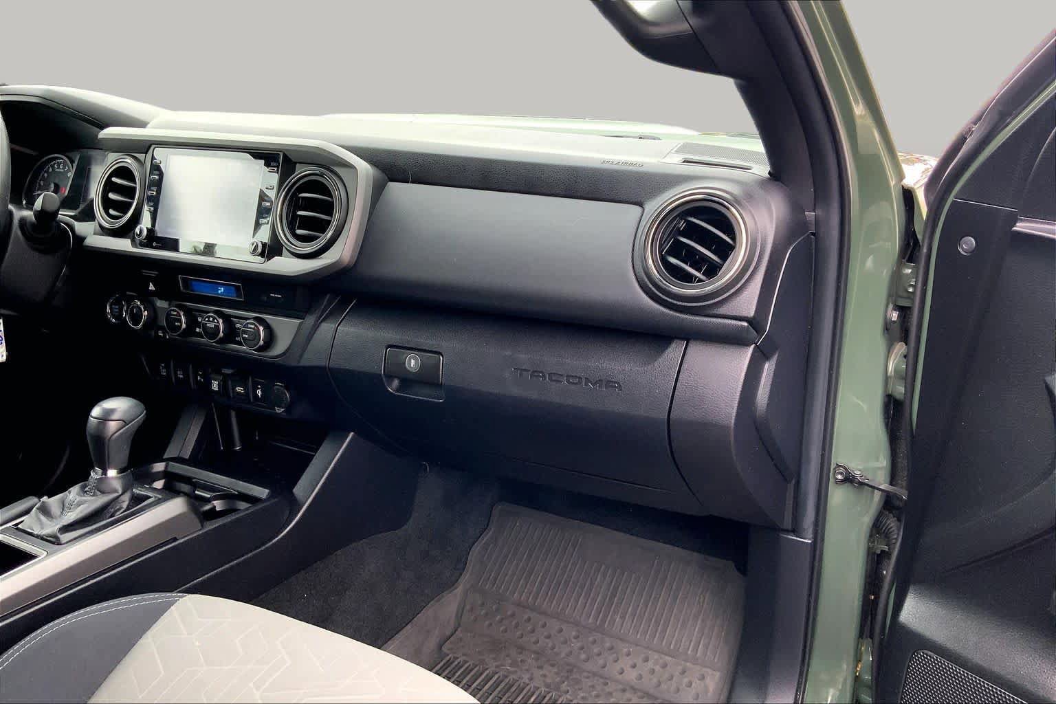 Used 2022 Toyota Tacoma TRD Sport w/ Technology Package AWD/4WD image 18