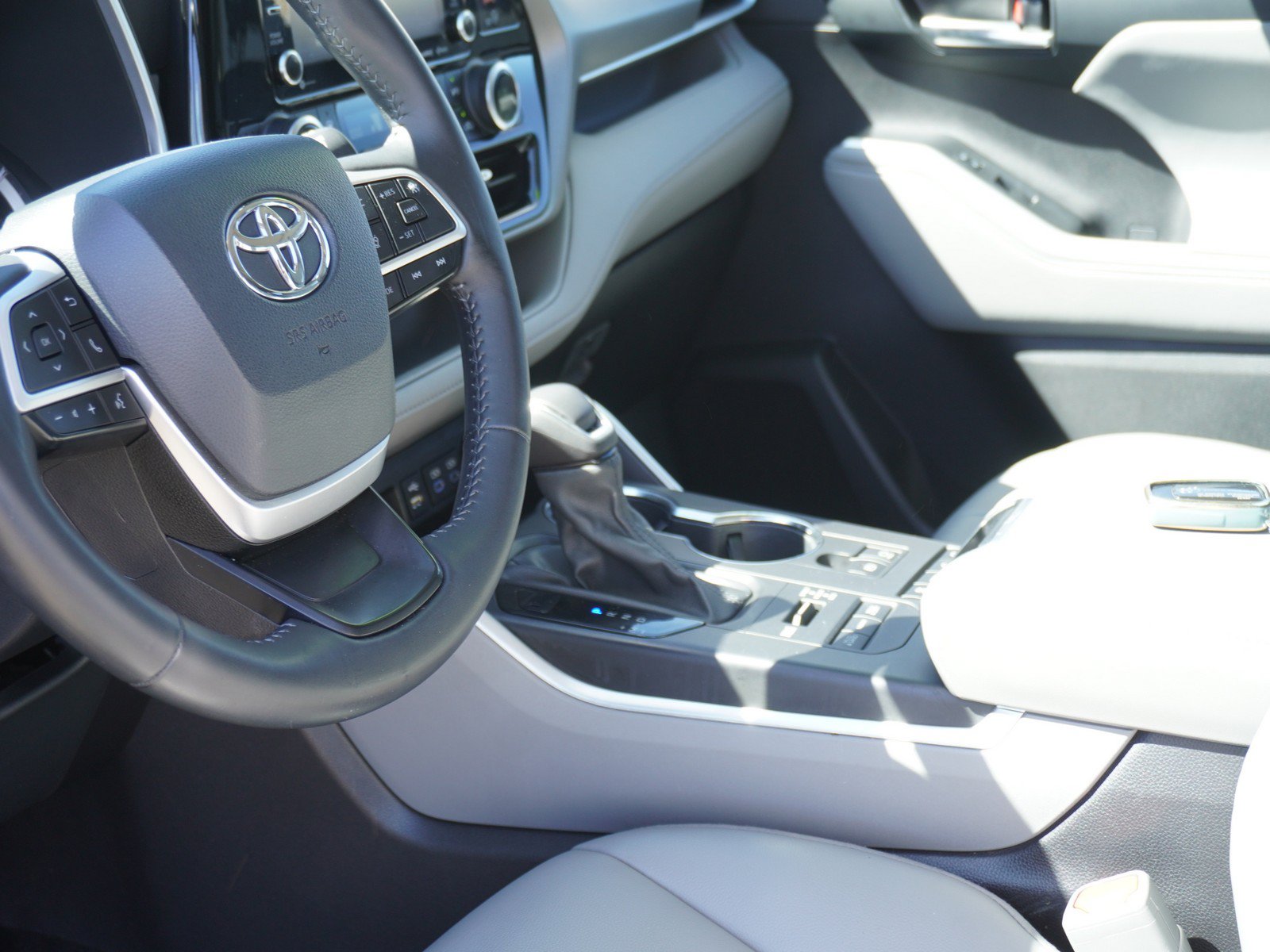 Used 2022 Toyota Highlander XLE AWD/4WD image 23