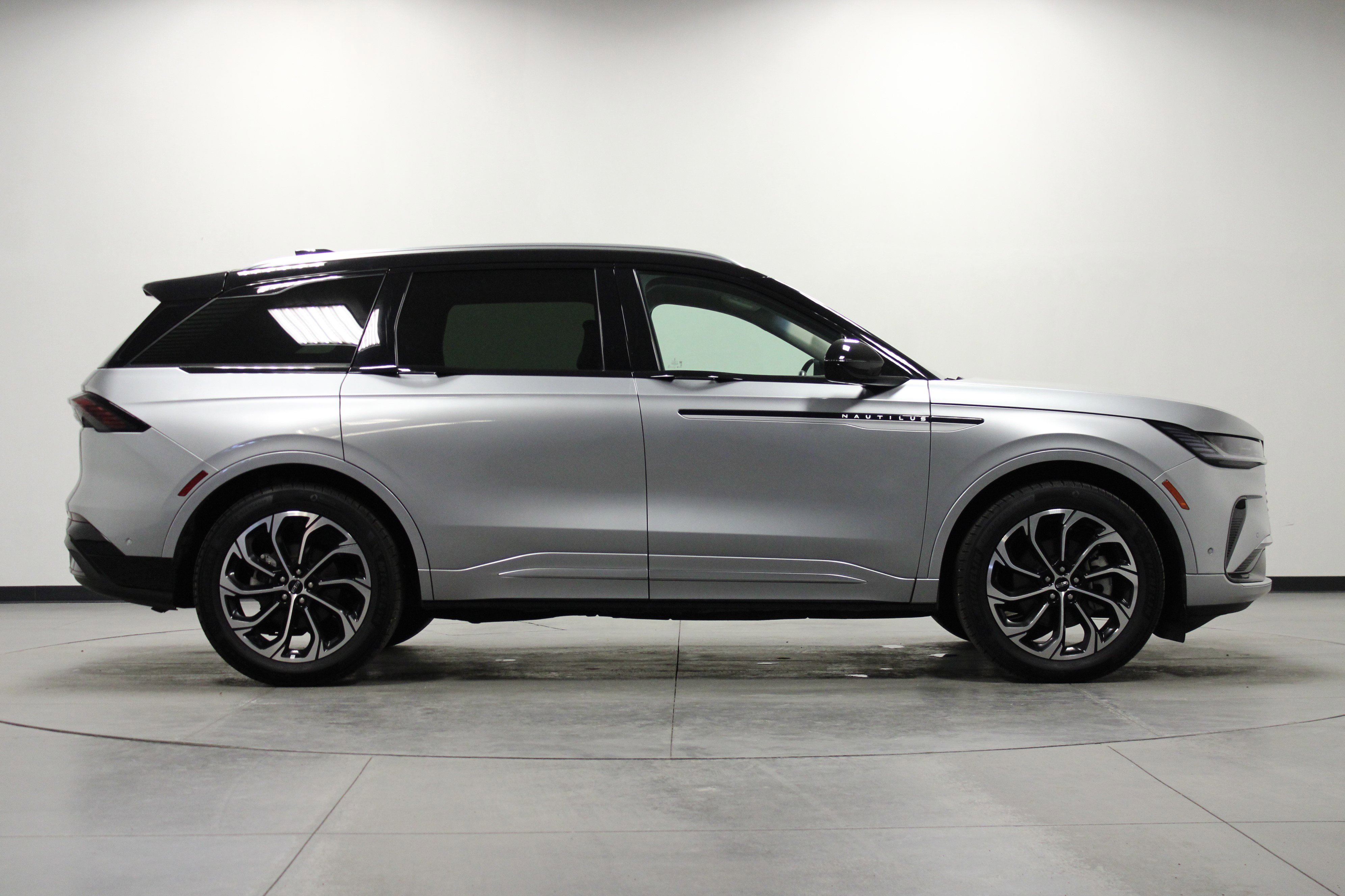 Used 2024 Lincoln Nautilus Reserve AWD/4WD image 3