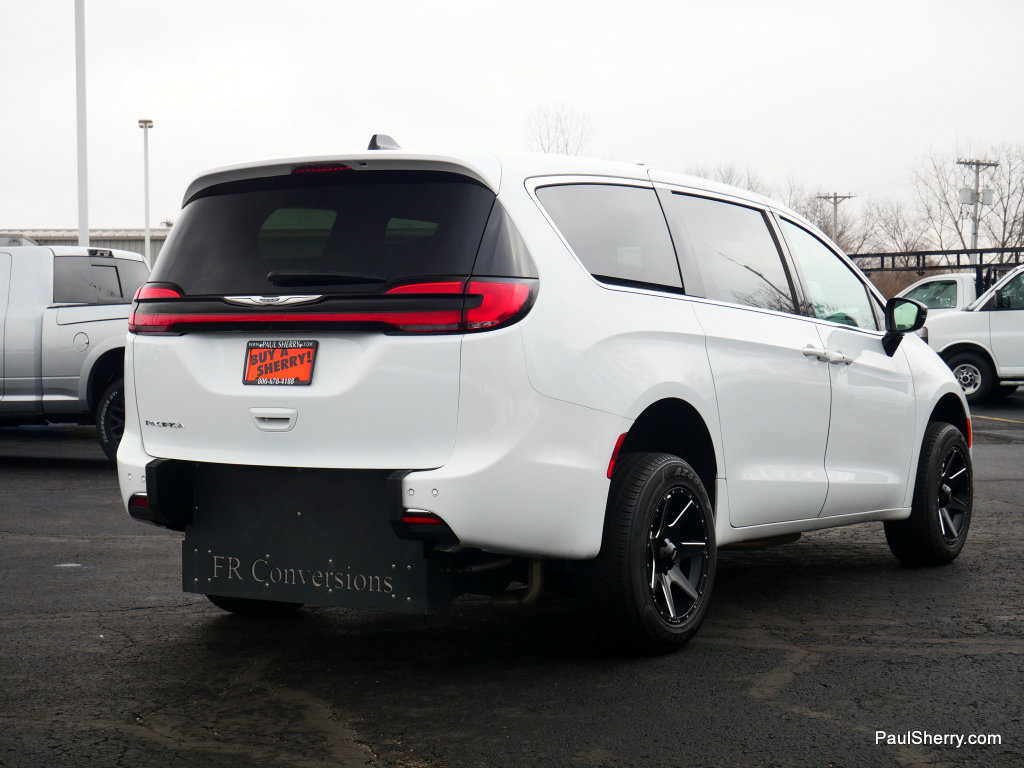 Used 2024 Chrysler Pacifica Touring image 24