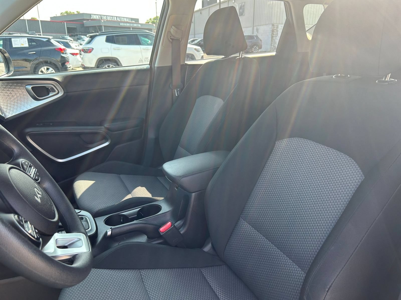 Used 2025 Kia Soul LX w/ LX Technology Package FWD image 31