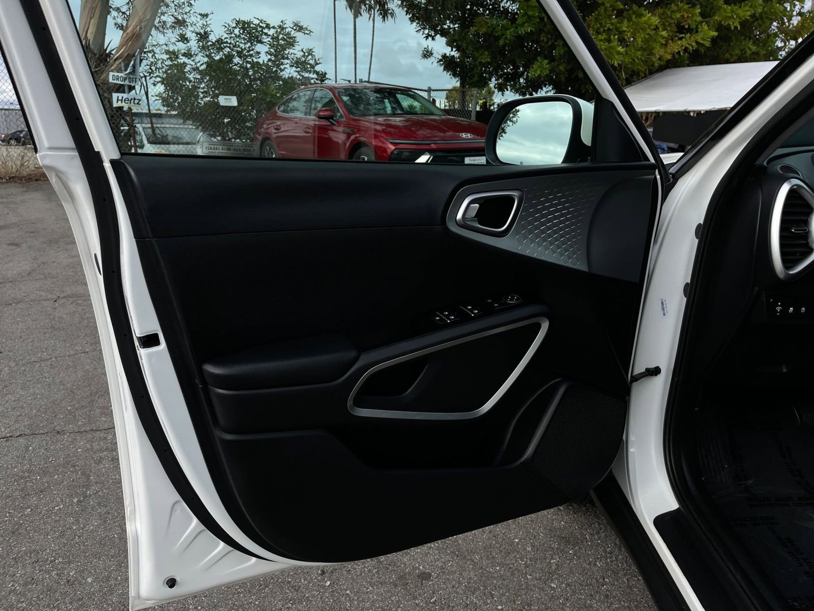 Used 2025 Kia Soul LX w/ LX Technology Package FWD image 18
