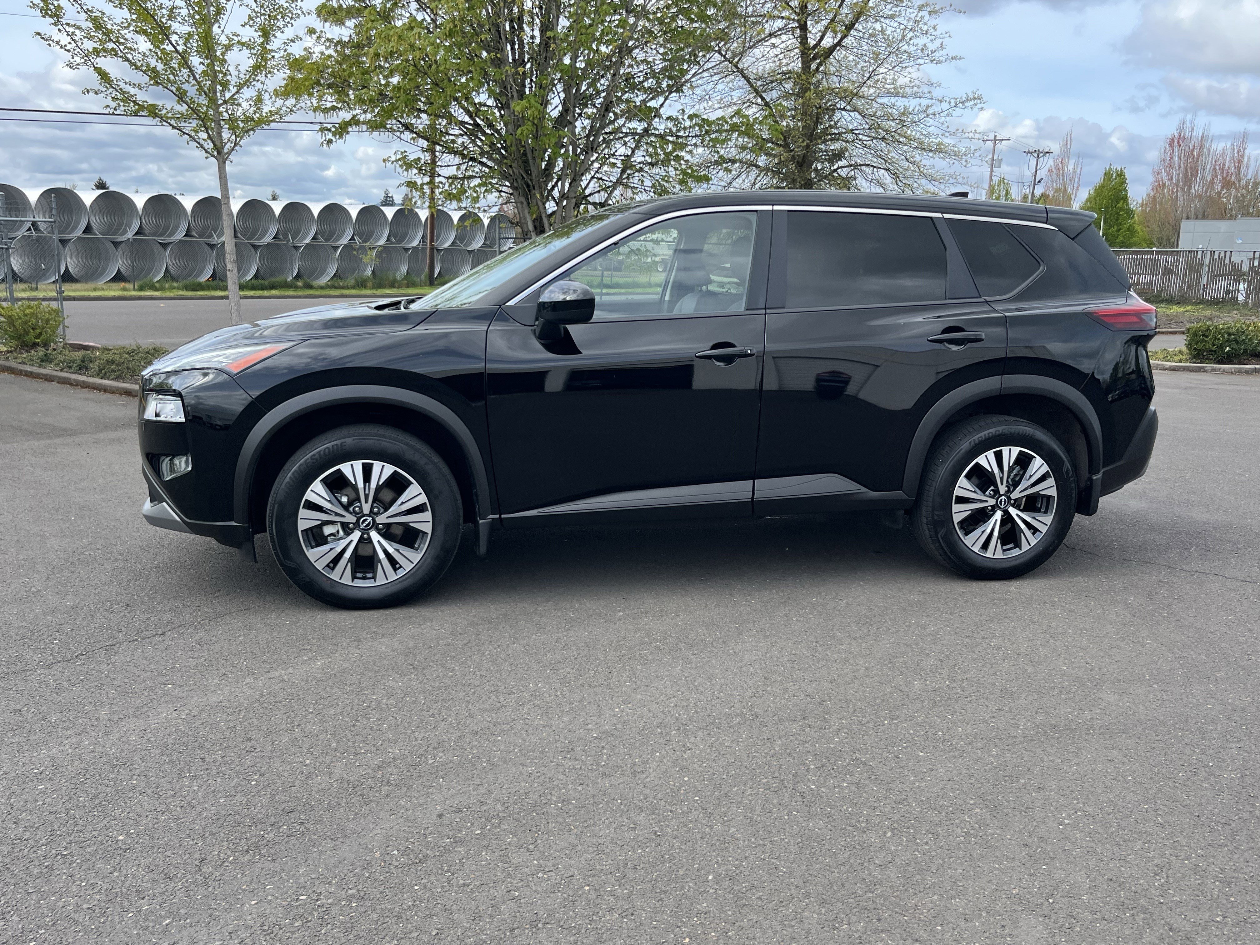 Used 2023 Nissan Rogue SV image 2