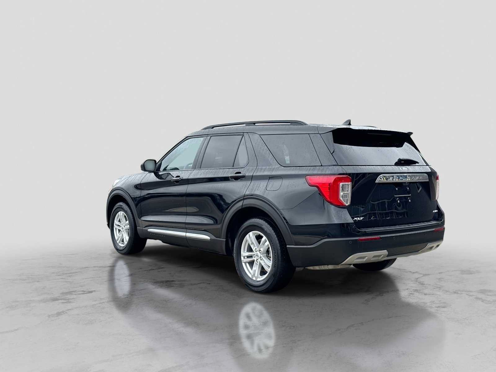 Used 2023 Ford Explorer XLT w/ Equipment Group 202A AWD/4WD image 4