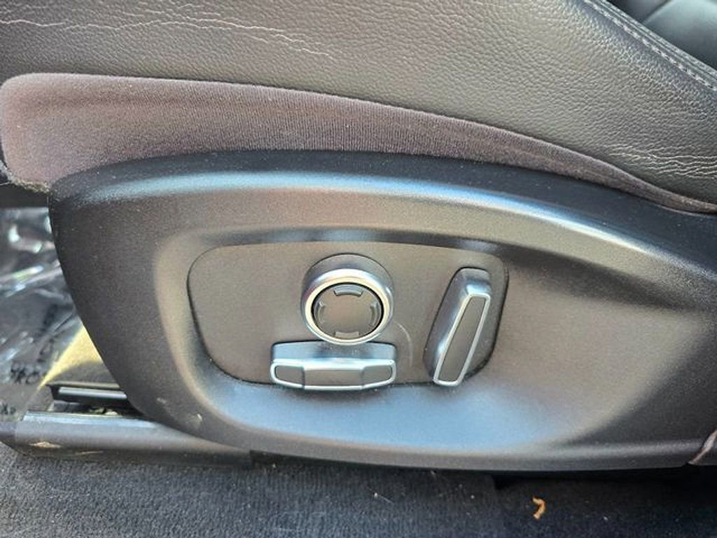 Used 2020 Jaguar F-PACE Premium image 16