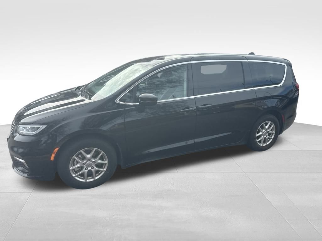 Used 2024 Chrysler Pacifica Touring-L image 12