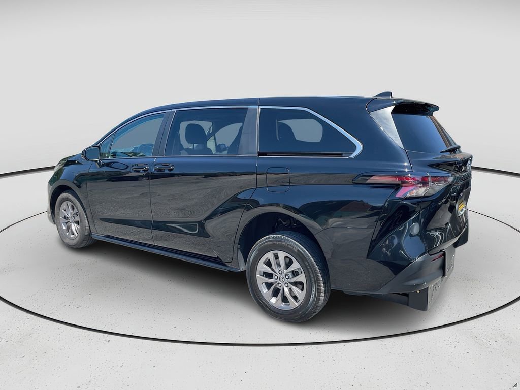 Used 2023 Toyota Sienna LE image 3