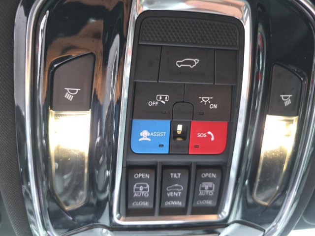 Used 2023 Jeep Grand Cherokee Overland w/ Luxury Tech Group IV AWD/4WD image 7