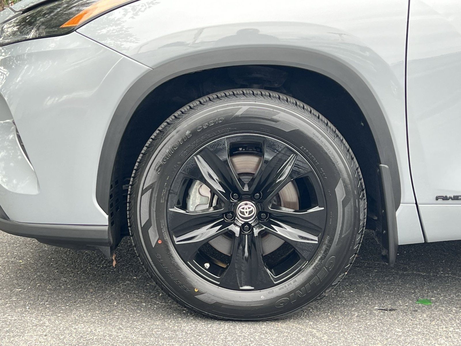Used 2024 Toyota Highlander XLE AWD/4WD image 11