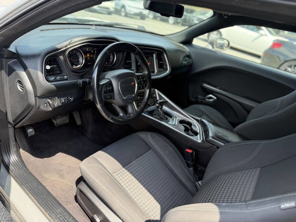 Used 2018 Dodge Challenger SXT RWD image 9