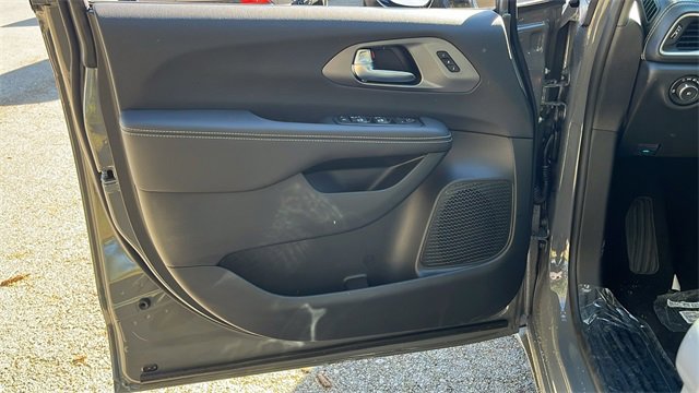 New 2025 Chrysler Pacifica Select image 15