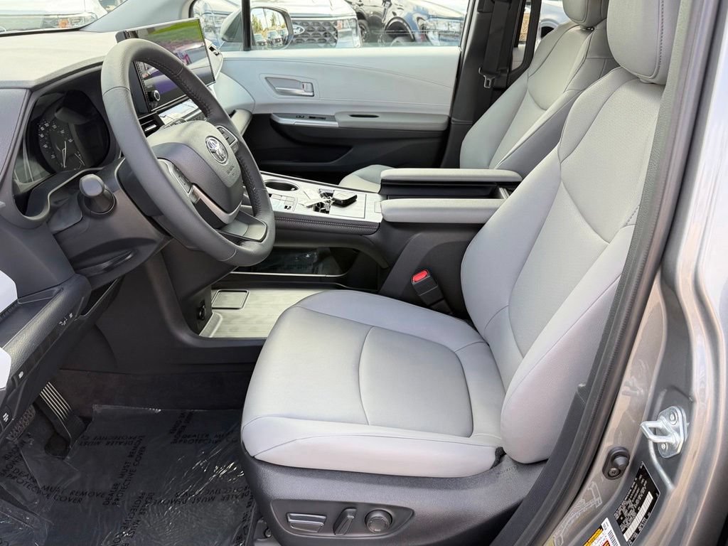 Used 2026 Toyota Sienna XLE FWD image 16
