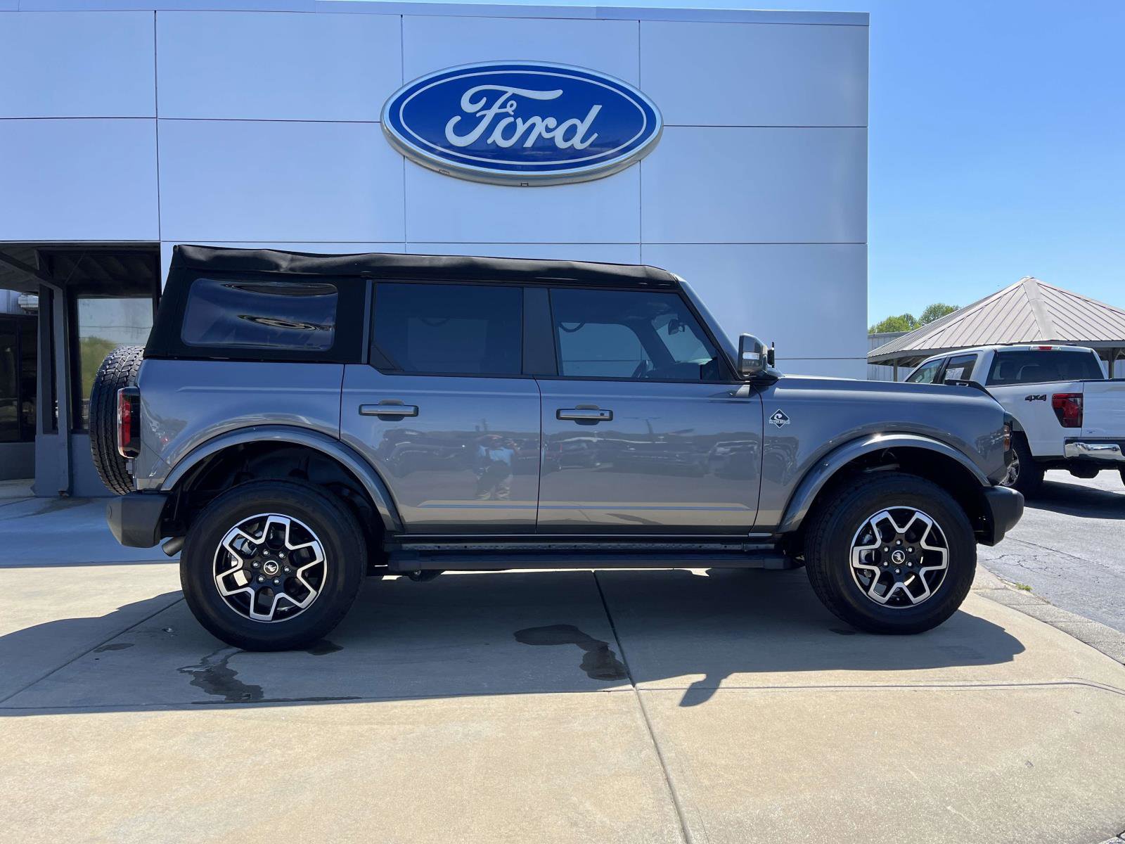 Used 2024 Ford Bronco Outer Banks AWD/4WD image 3