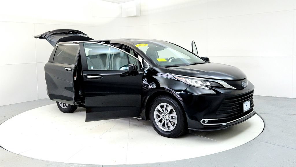 Certified 2023 Toyota Sienna XLE AWD/4WD image 12