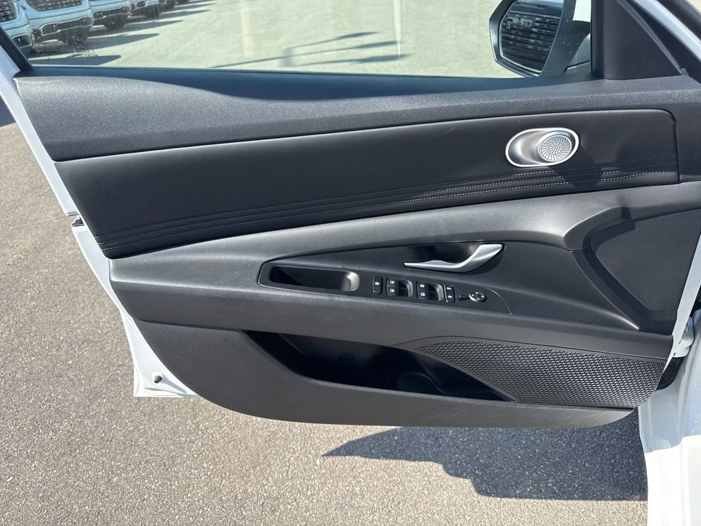 Used 2023 Hyundai Elantra SEL w/ Convenience Package image 25