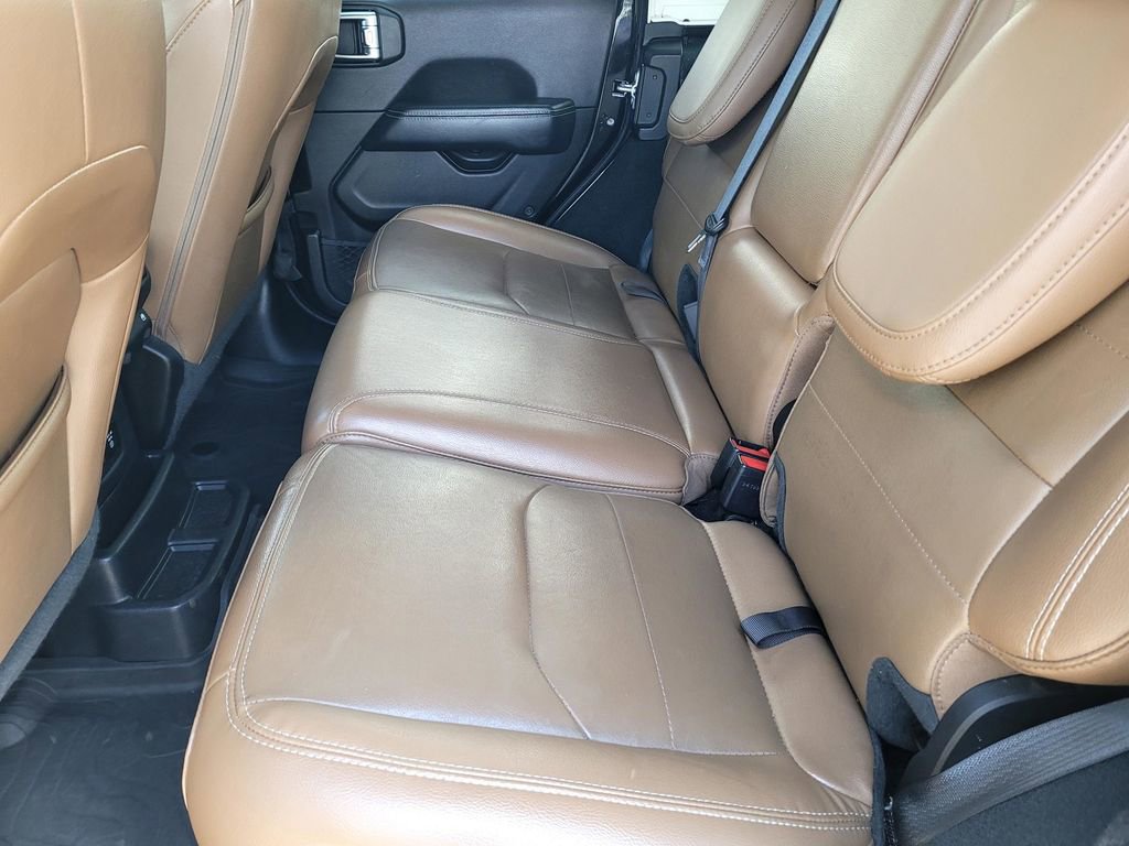 Used 2023 Jeep Wrangler Unlimited Sahara AWD/4WD image 12