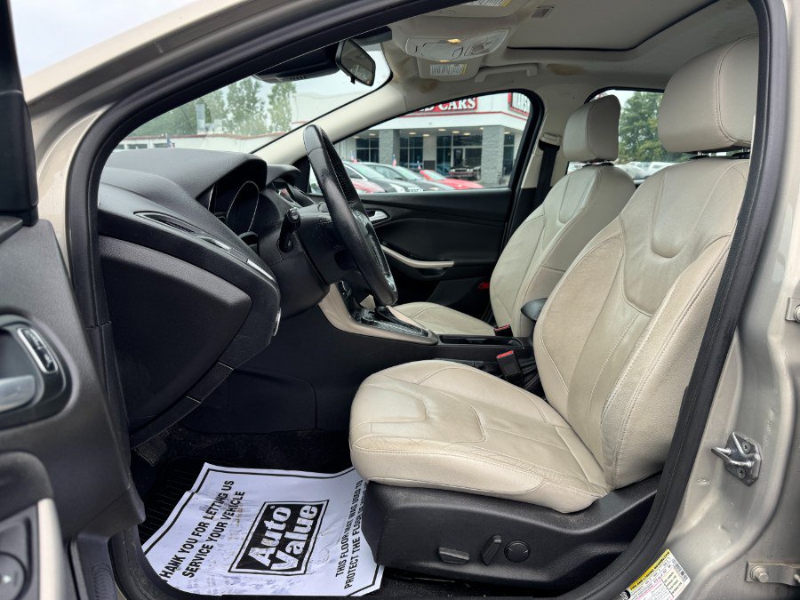 Used 2016 Ford Focus Titanium w/ Titanium Technology Package FWD image 15
