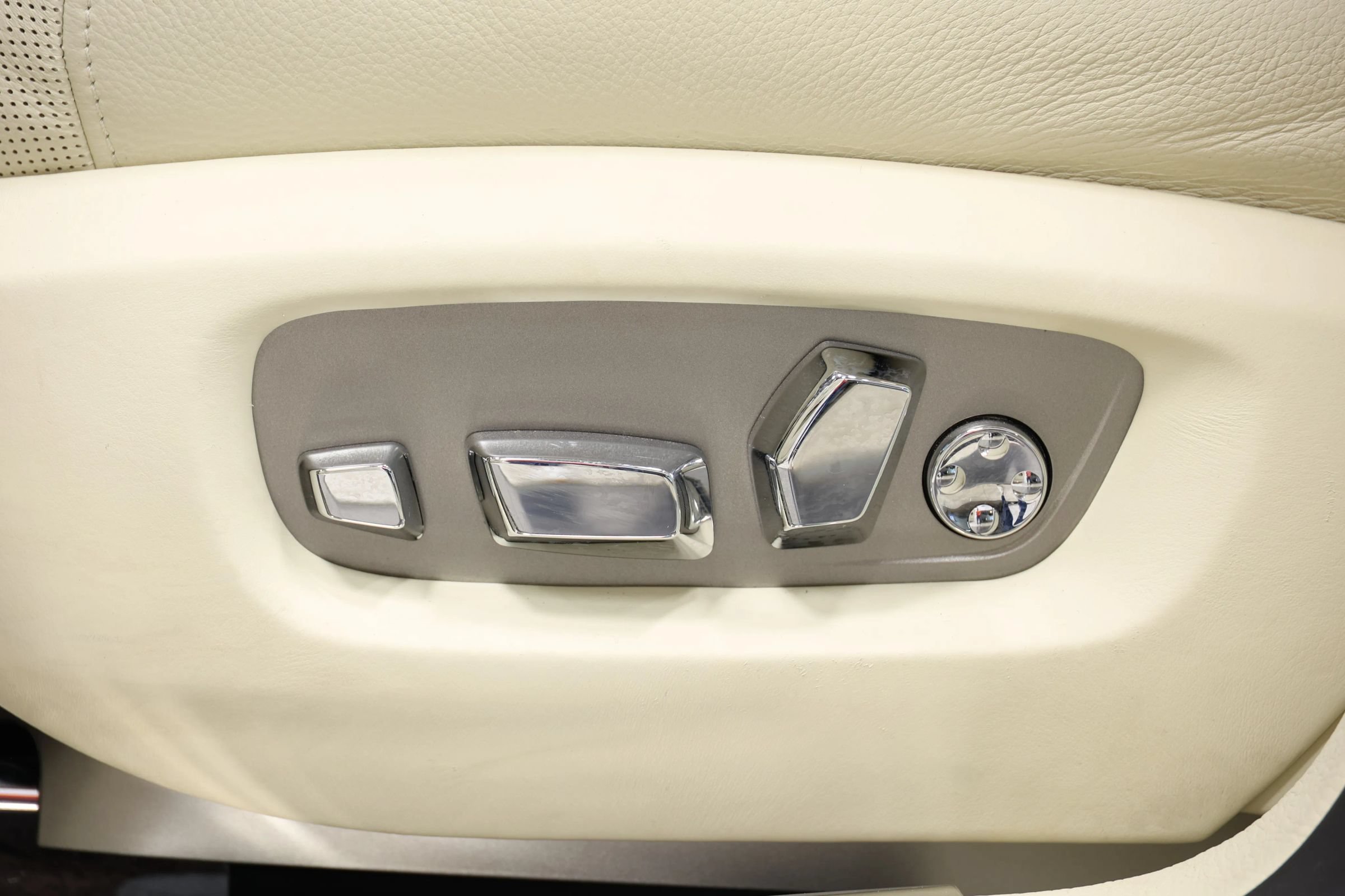Used 2016 Rolls-Royce Ghost RWD image 17