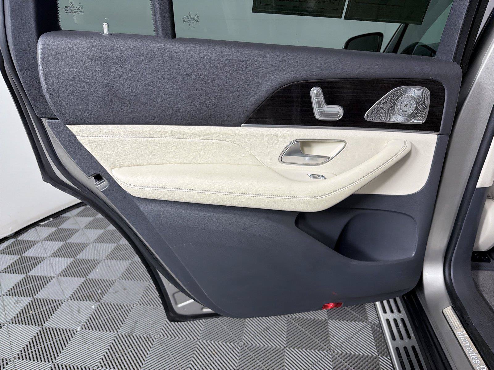 Used 2020 Mercedes-Benz GLS 450 4MATIC image 30