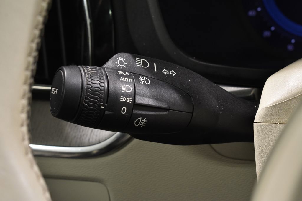 Used 2023 Volvo XC60 B5 Plus image 17