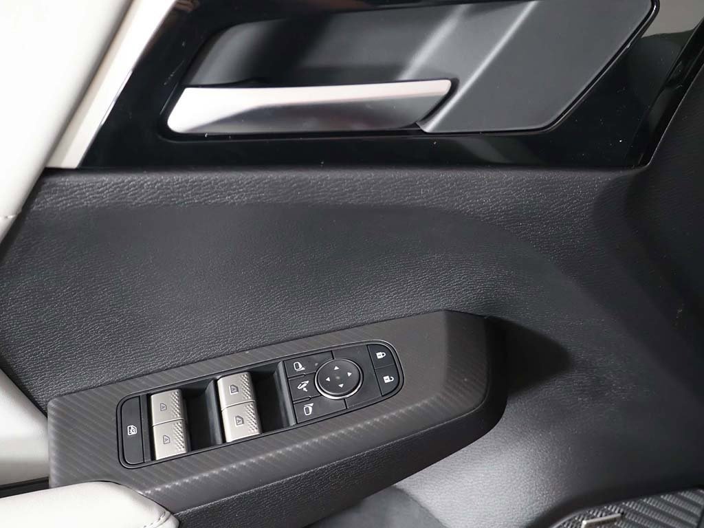 New 2025 Mitsubishi Outlander SE image 37