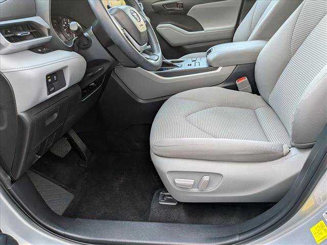 Used 2023 Toyota Highlander LE AWD/4WD image 14