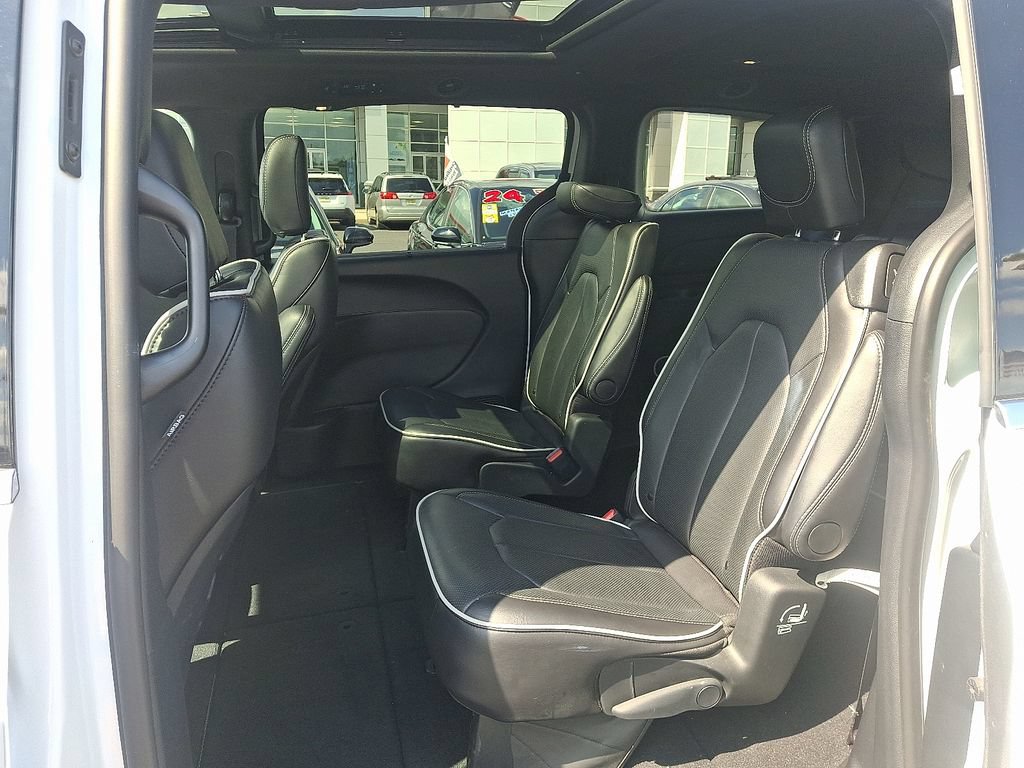 Used 2026 Chrysler Pacifica Limited FWD image 10