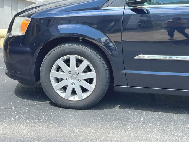 Used 2011 Chrysler Town & Country Touring-L w/ Entertainment Group #2 FWD image 15