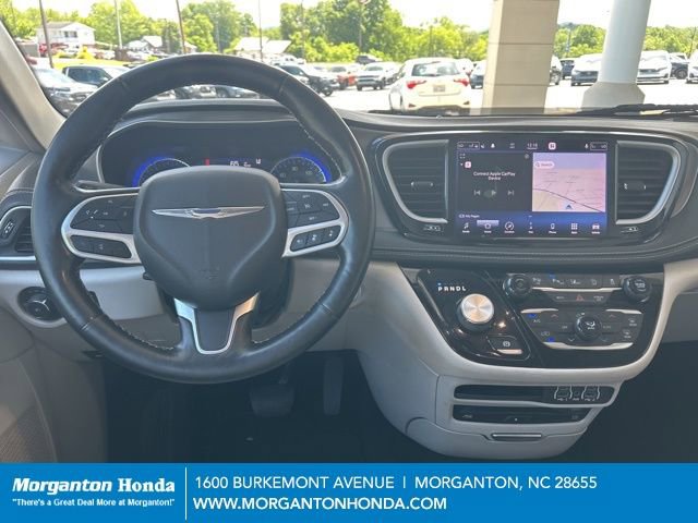 Used 2021 Chrysler Pacifica Touring-L w/ Uconnect Theater Family Group FWD image 13