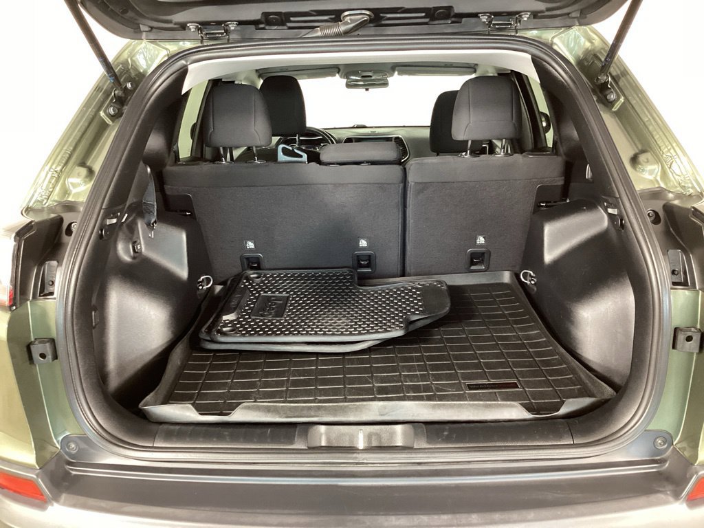 Used 2019 Jeep Cherokee Latitude w/ Cold Weather Group AWD/4WD image 29