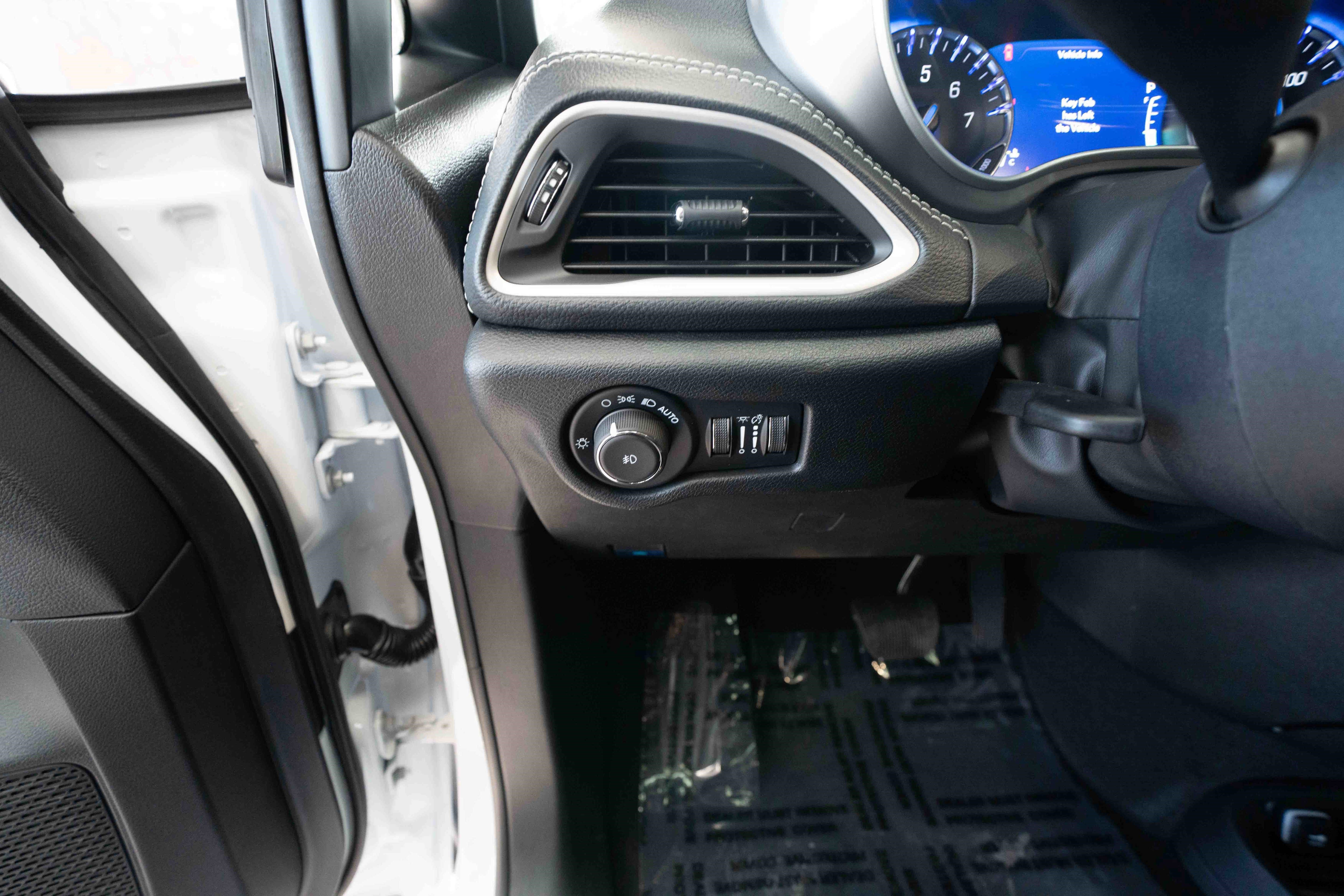 Used 2025 Chrysler Pacifica Select image 11