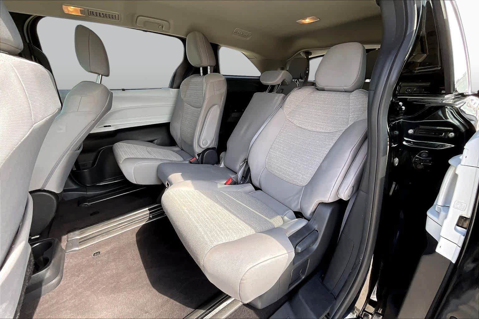 Used 2025 Toyota Sienna LE FWD image 20