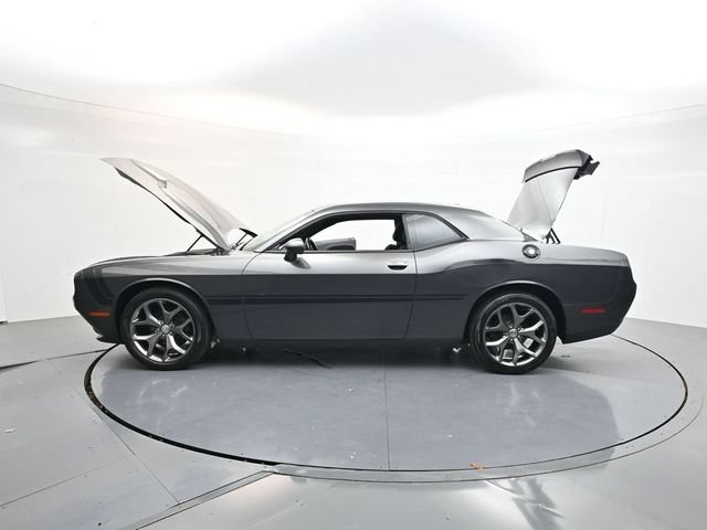 Used 2016 Dodge Challenger SXT w/ Driver Convenience Group RWD image 40