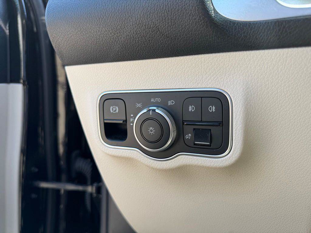 Used 2022 Mercedes-Benz GLB 250 4MATIC image 27