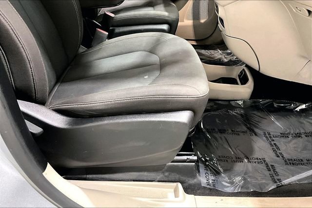 Used 2022 Chrysler Voyager LX image 42