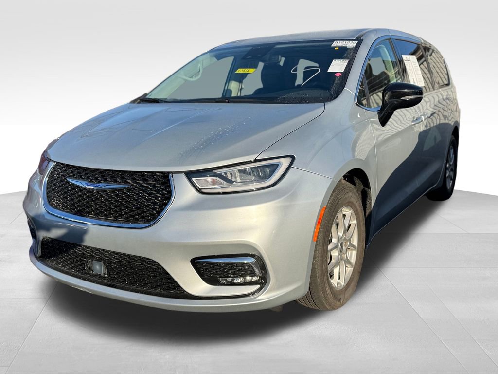 Used 2024 Chrysler Pacifica Touring-L image 6