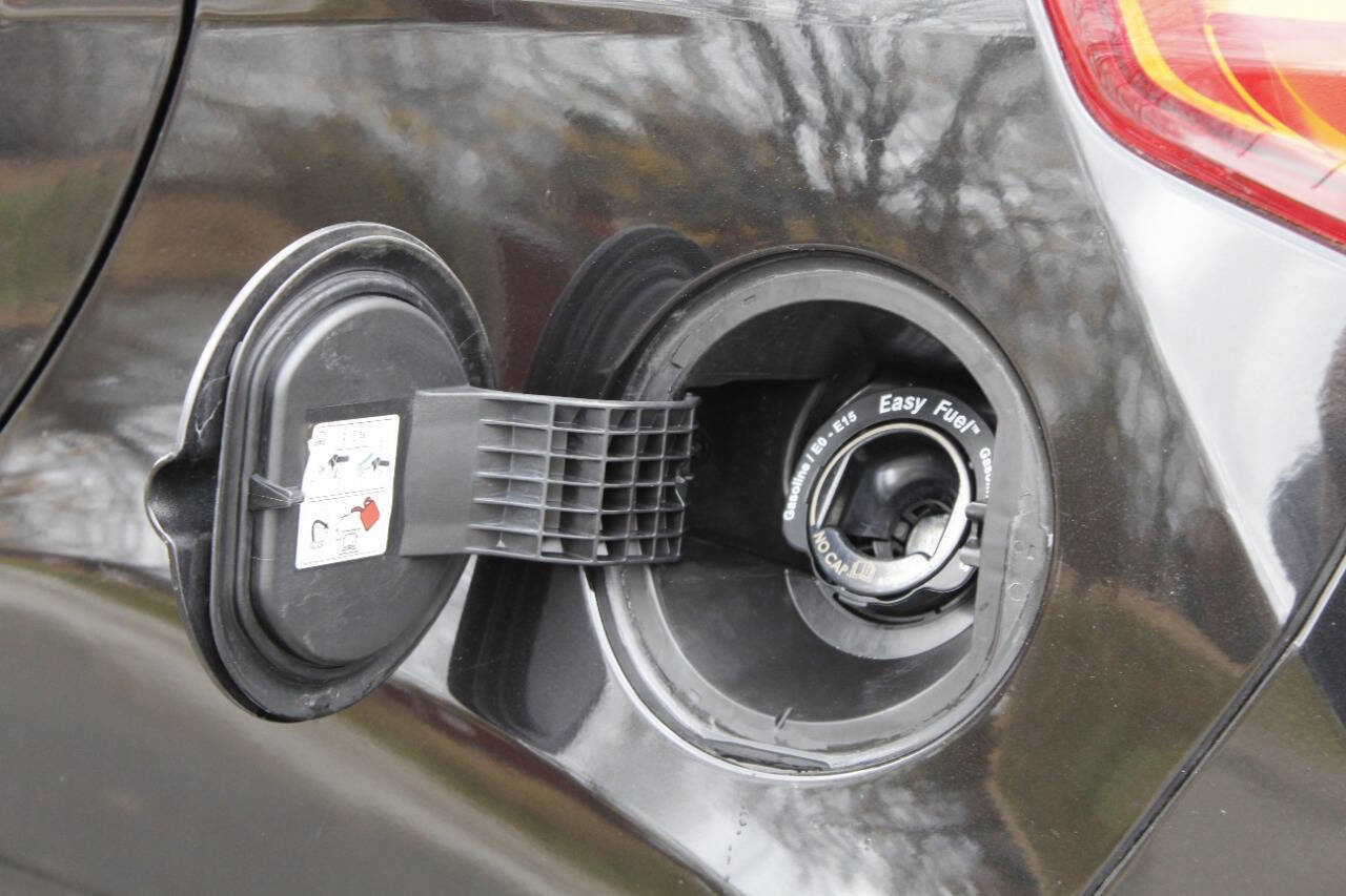 Used 2015 Ford Fiesta SE image 23