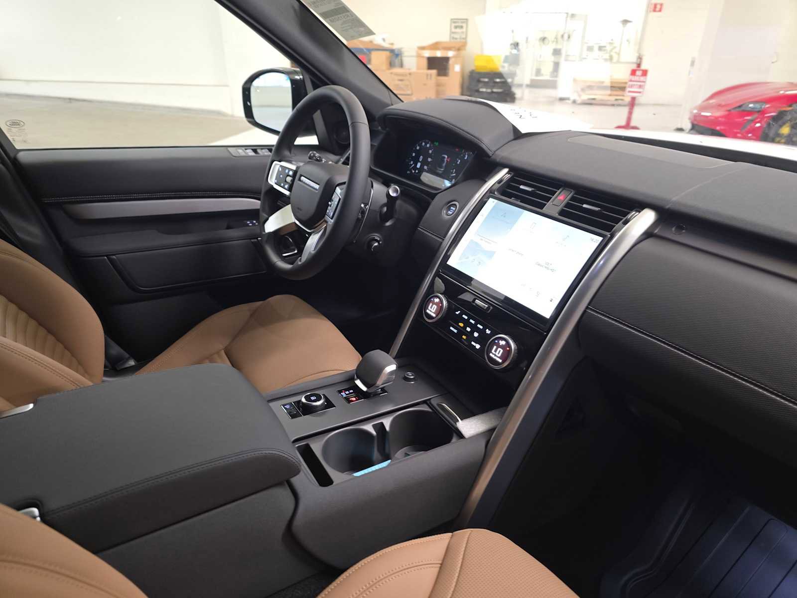 New 2025 Land Rover Discovery Dynamic SE image 11